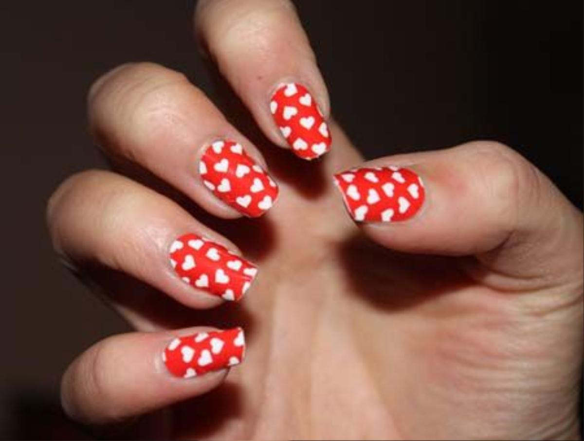 red-and-white-tiny-hearts-nail-art