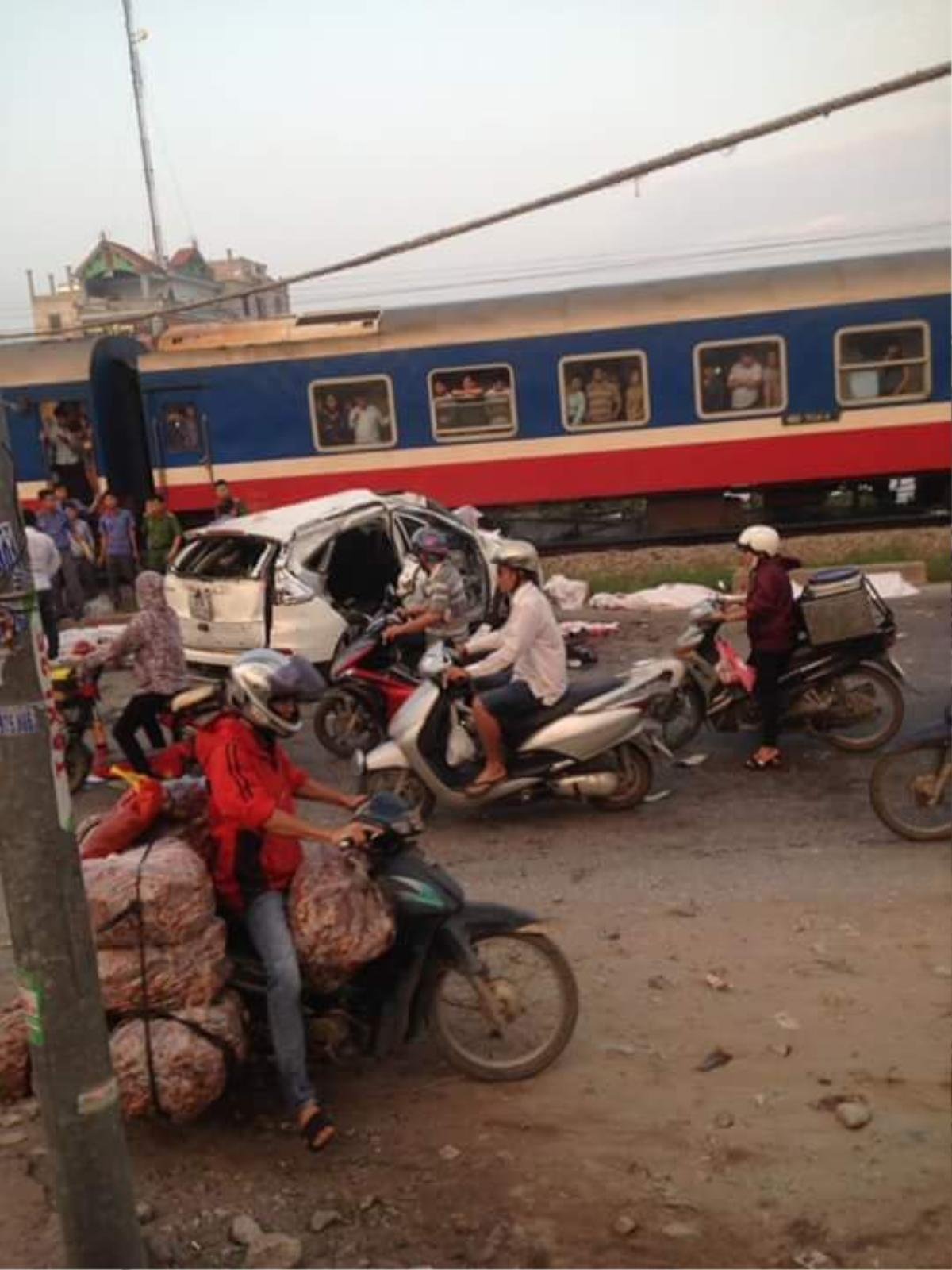 Chiếc ô tô băng qua đường đúng lúc đoàn tàu đi tới.