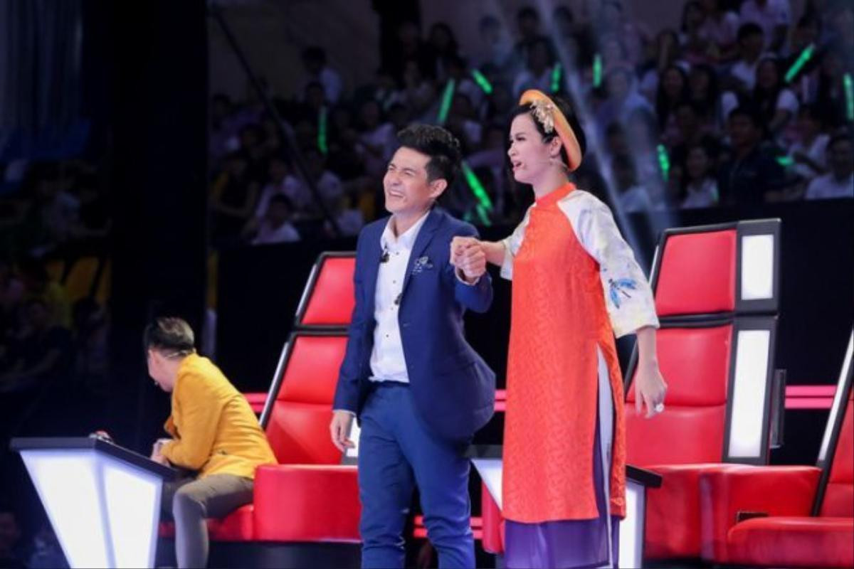 Fan 'nghi ngờ' Đông Nhi sẽ ngồi ghế nóng The Voice 2017 Ảnh 2