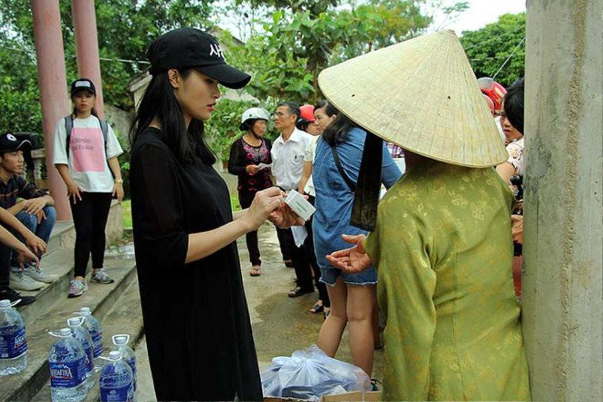 Nữ ca sĩ còn hướng dẫn mọi người cách dùng thuốc ra sao.