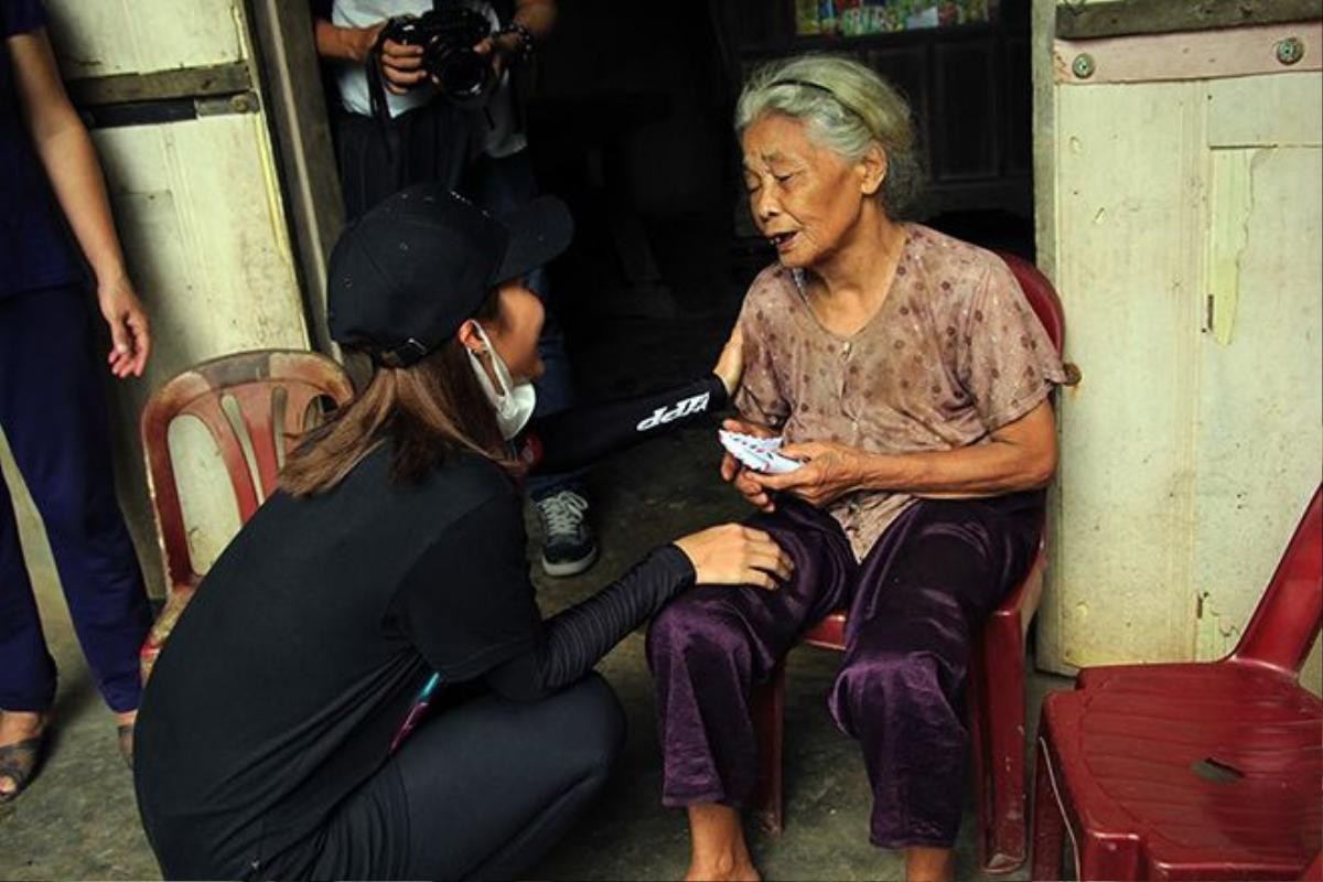 Các nghệ sĩ còn đi đến từng hộ gia đình khó khăn nhất ở Đồng Hới để trao quà cứu trợ.