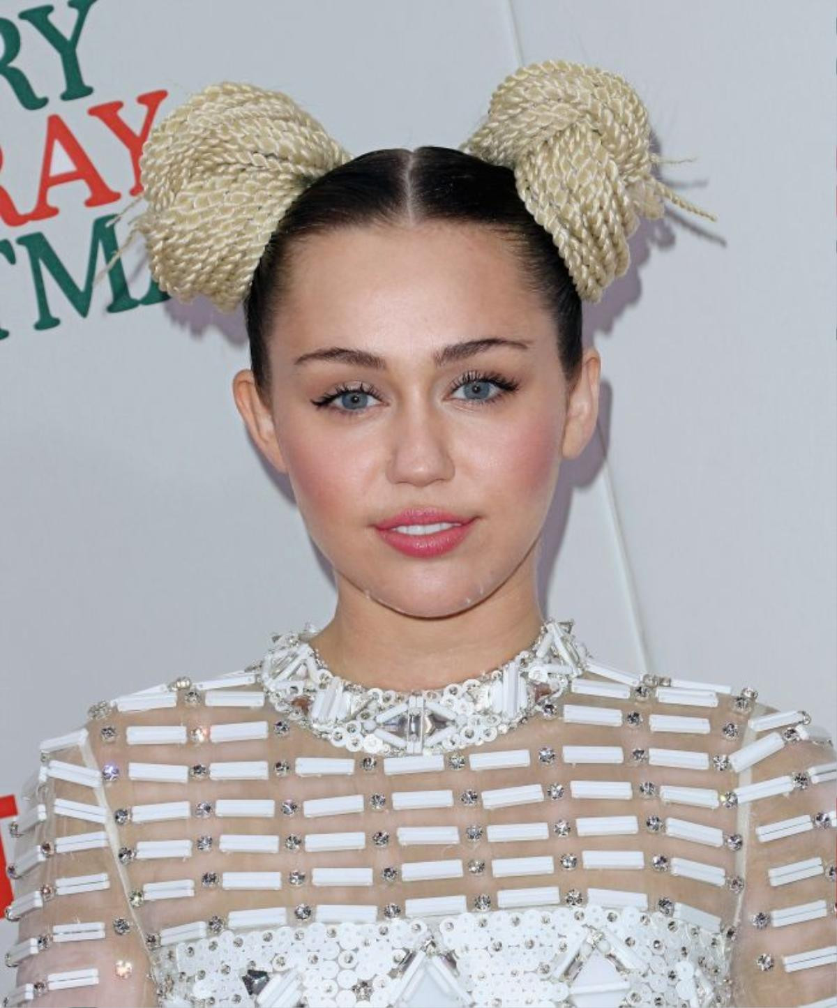 miley-cyrus-new-bun-hair