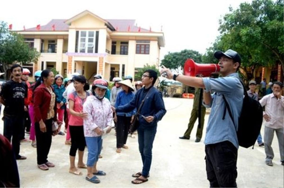  MC Phan Anh là một trong số những nghệ sĩ đầu tiên tới miền Trung để giúp đỡ người dân tại đây.