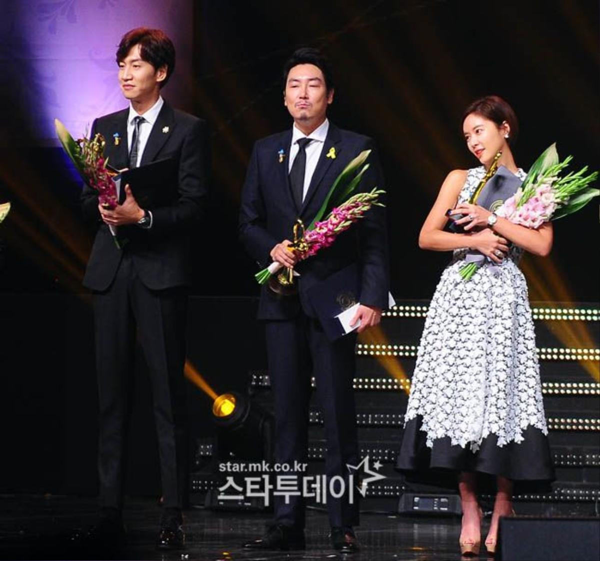 Lee Kwang Soo cùng nam diễn viên Cho Jin Woong, nữ diễn viên Hwang Jung Eum.