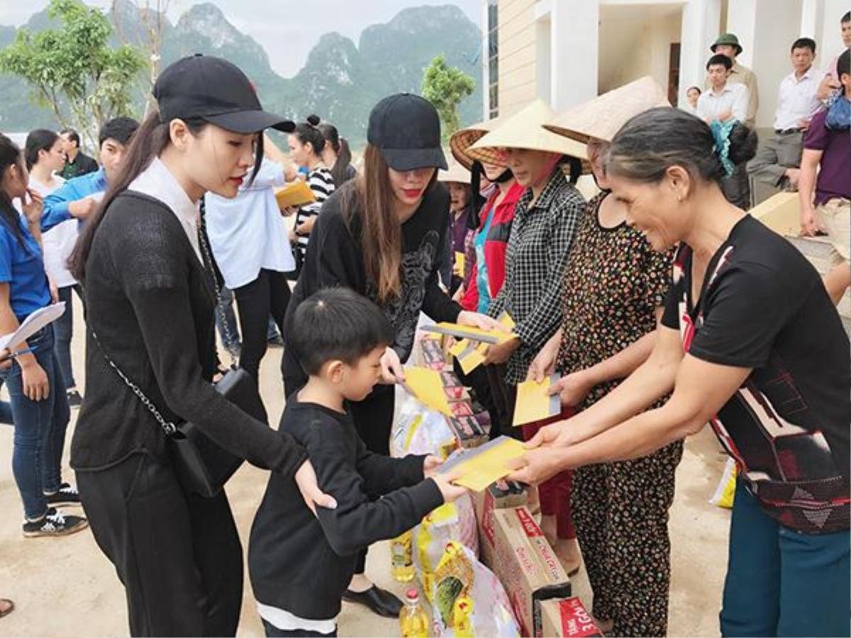 Hai người đẹp cùng nhau đi từ thiện.