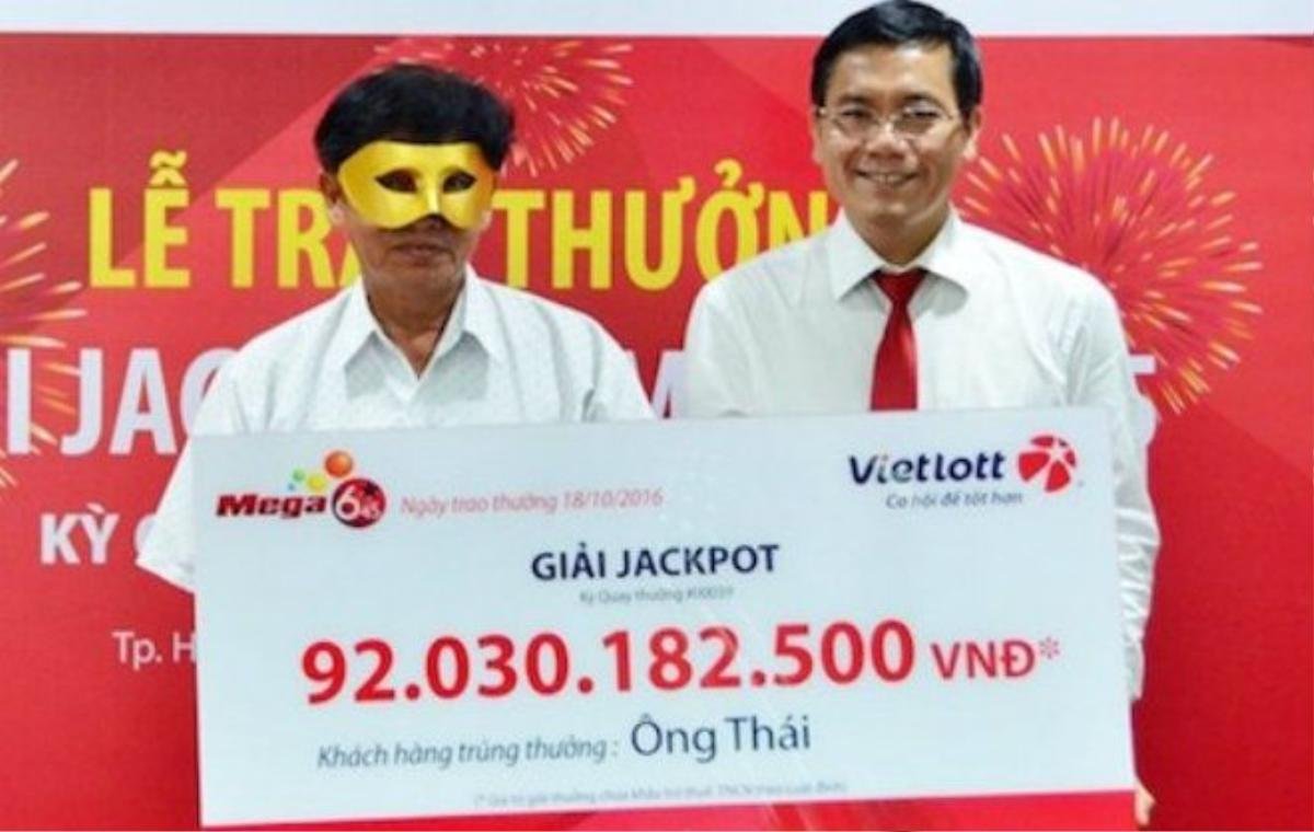 Người đầu tiên trúng giải jackpottrong chương trình xổ số kiểu Mỹ tại Việt Nam (người đeo mặt nạ).