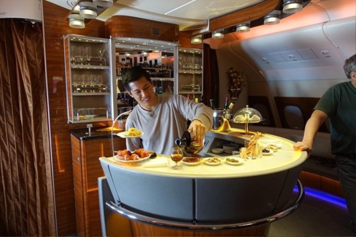 Tôi hơi khát nên đến quầy bar nổi tiếng của Emirates phục vụ cả khách hạng nhất và hạng thương gia. Tôi rất đỗi ngạc nhiên, nó trông giống hệt quảng cáo trên tivi và tôi dám nói rằng, nó còn đẳng cấp hơn hầu hết các quán bar dưới đất. Sau khi dùng một vài loại đồ uống, tôi lại thấy đói và quay về chỗ để ăn tối. Tôi khai vị với món trứng cá muối. 