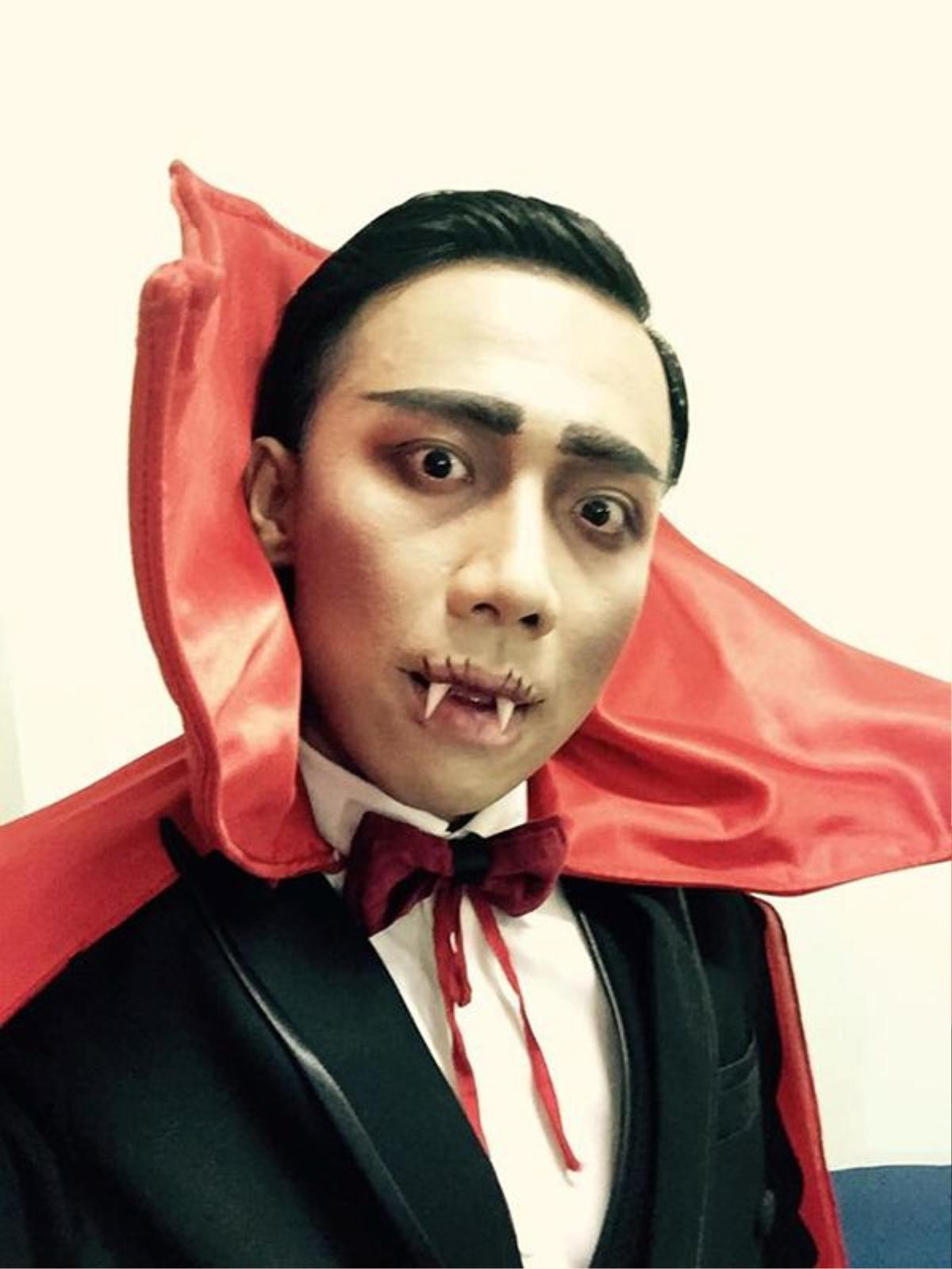 Trấn Thành nhập vai ác ma Dracula.