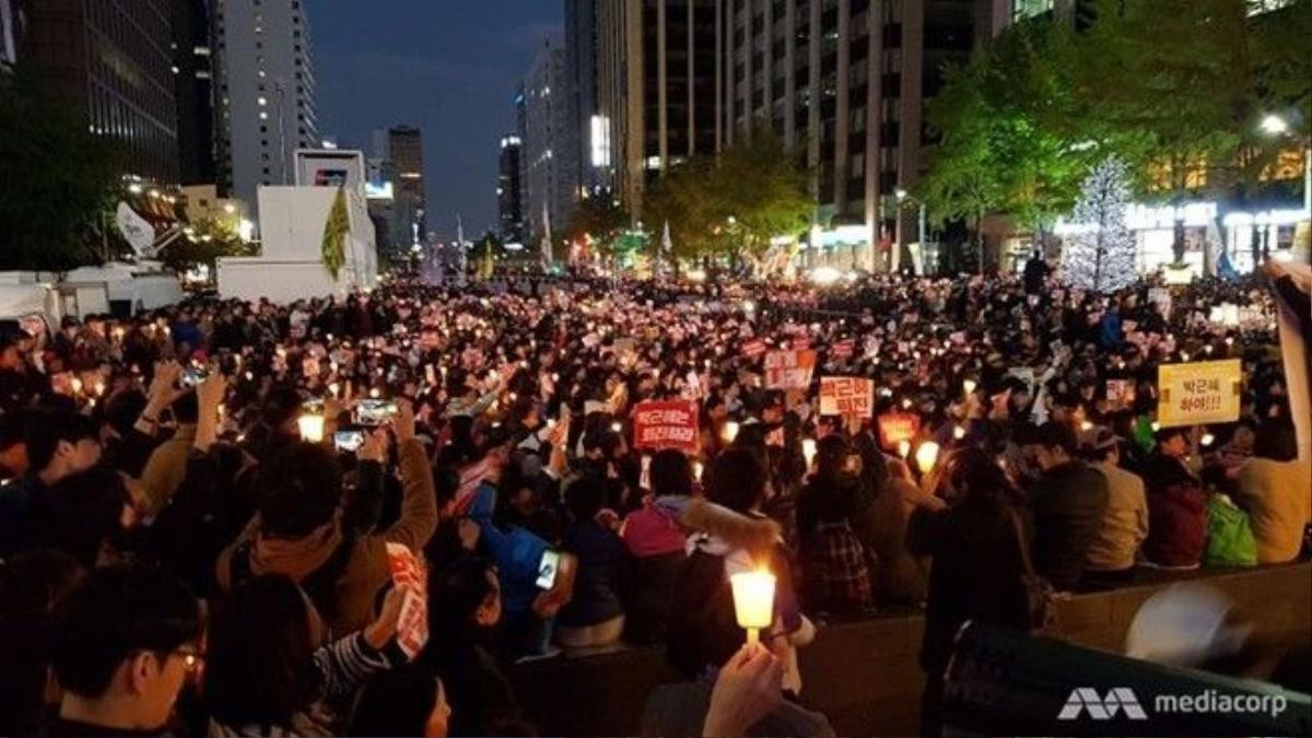 Người dân biểu tình trên đường phố Seoul kêu gọi Tổng thống Park Geun Hye từ chức. Ảnh: Lim Yun Suk.