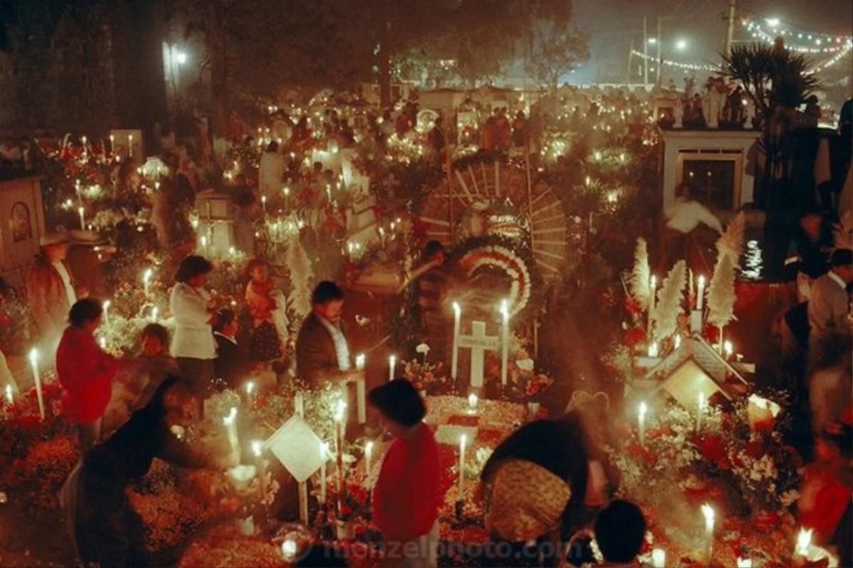 MEX_024_xs Day of the Dead festival honoring ancestors in a graveyard vigil in Mixquic, Mexico, outside Mexico City.