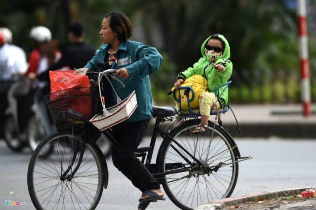 Hầu hết các em nhỏ khi ra đường đều được cha mẹ chuẩn bị đồ ấm kỹ càng. 