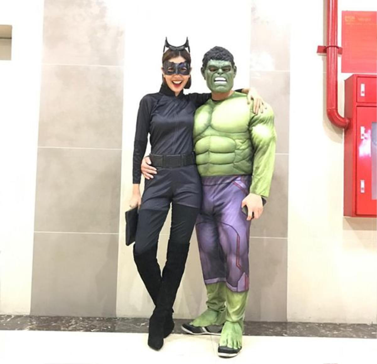 Á hậu Thúy Vân và bạn trai cũng không thể bỏ lỡ đêm Halloween.