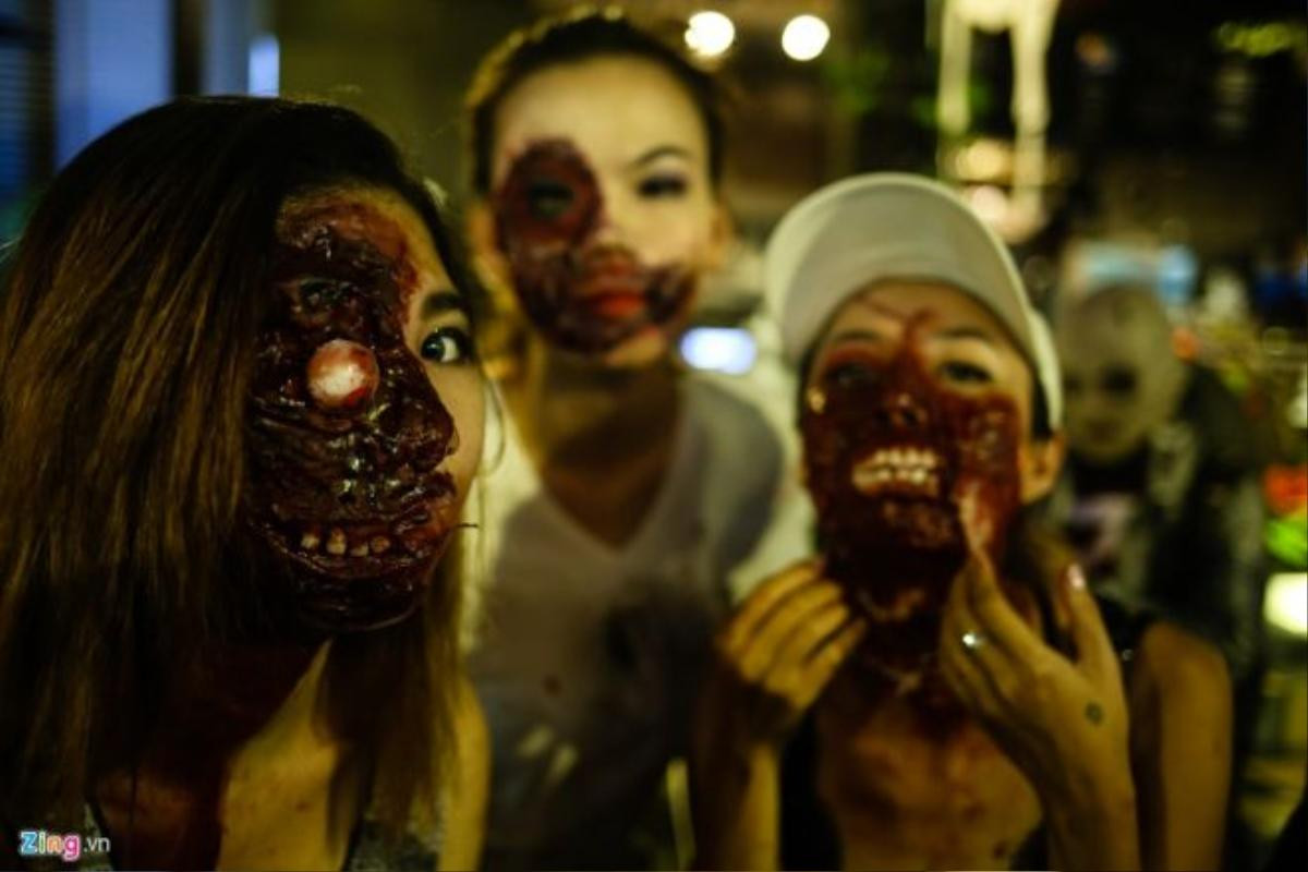 Nữ sinh tên Sáng (trái), nhà ở quận Phú Nhuận, chia sẻ bạn thấy người nước ngoài hóa trang Hallowen rất ghê rợn, nên cũng muốn thử.