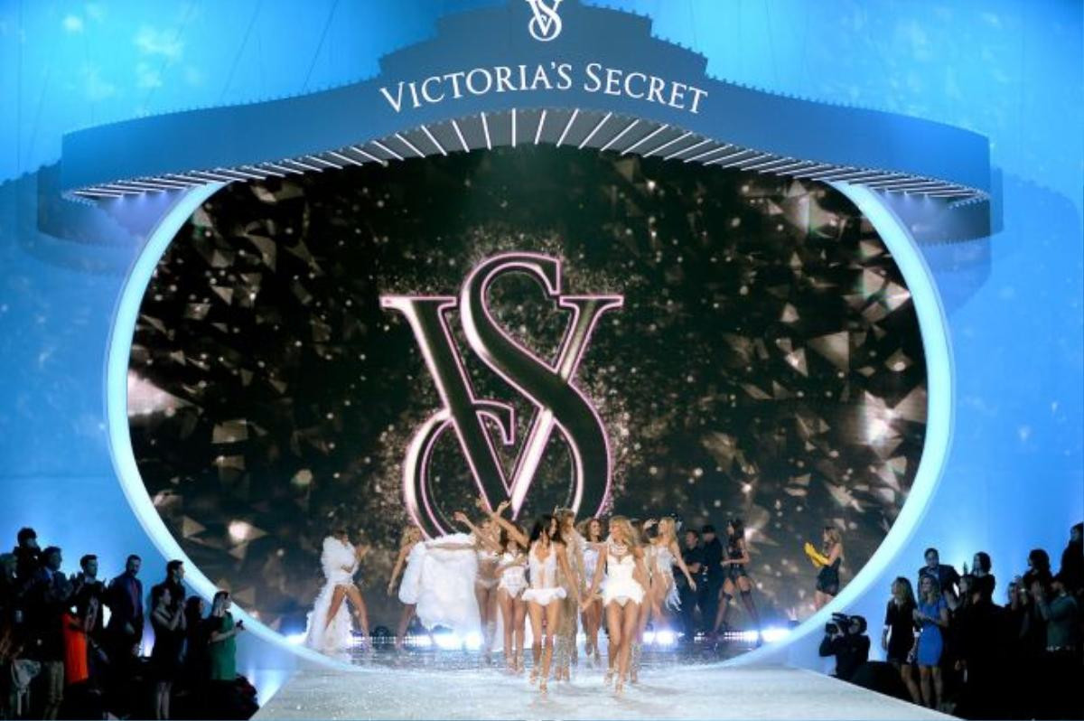 victoria-secret-fashion-show-catwalk-looked-more-like-concert