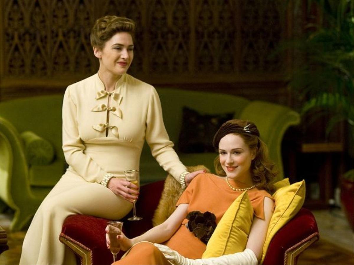 Kate Winslet và Evan Rachel Wood trong phim Mildred Pierce.