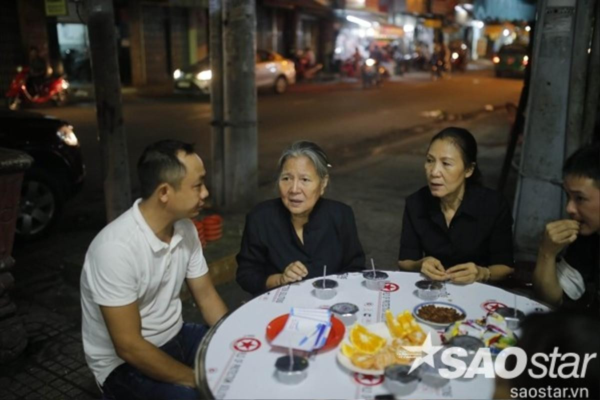 Các nghệ sĩ gạo cội ngậm ngùi tới nhìn mặt huyền thoại làng cải lương Việt lần cuối.