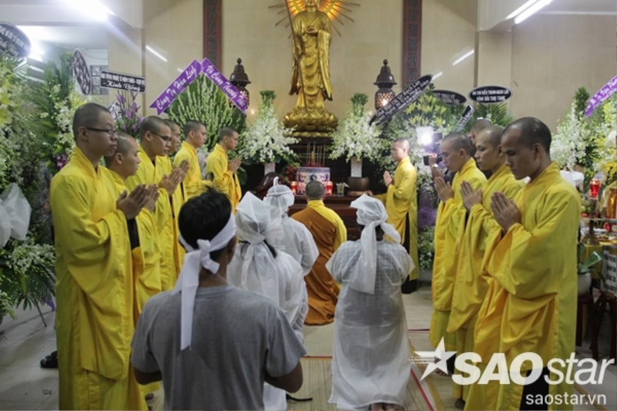 Gia đình thực hiện lễ tụng kinh bên linh cữu người nghệ sĩ cải lương nổi tiếng.