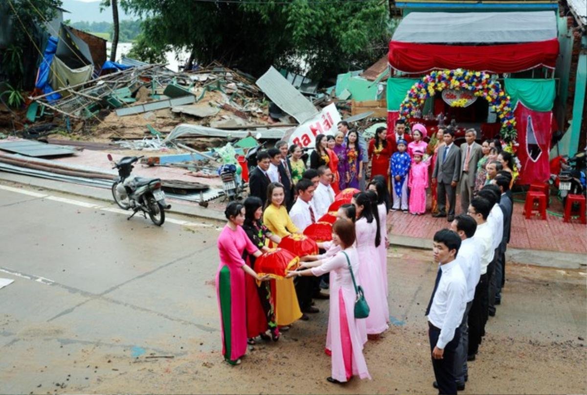 Trước ngày ông Nguyễn Văn Hải (thị trấn La Hai) tổ chức lễ cưới cho con trai, căn nhà gia đình ông bị mưa lũ đánh sập hoàn toàn. Sáng 5/11, đám cưới của chú rể Nguyễn Hữu Hà vẫn được tổ chức ở một góc nhà còn lại của gia đình chưa bị sập.