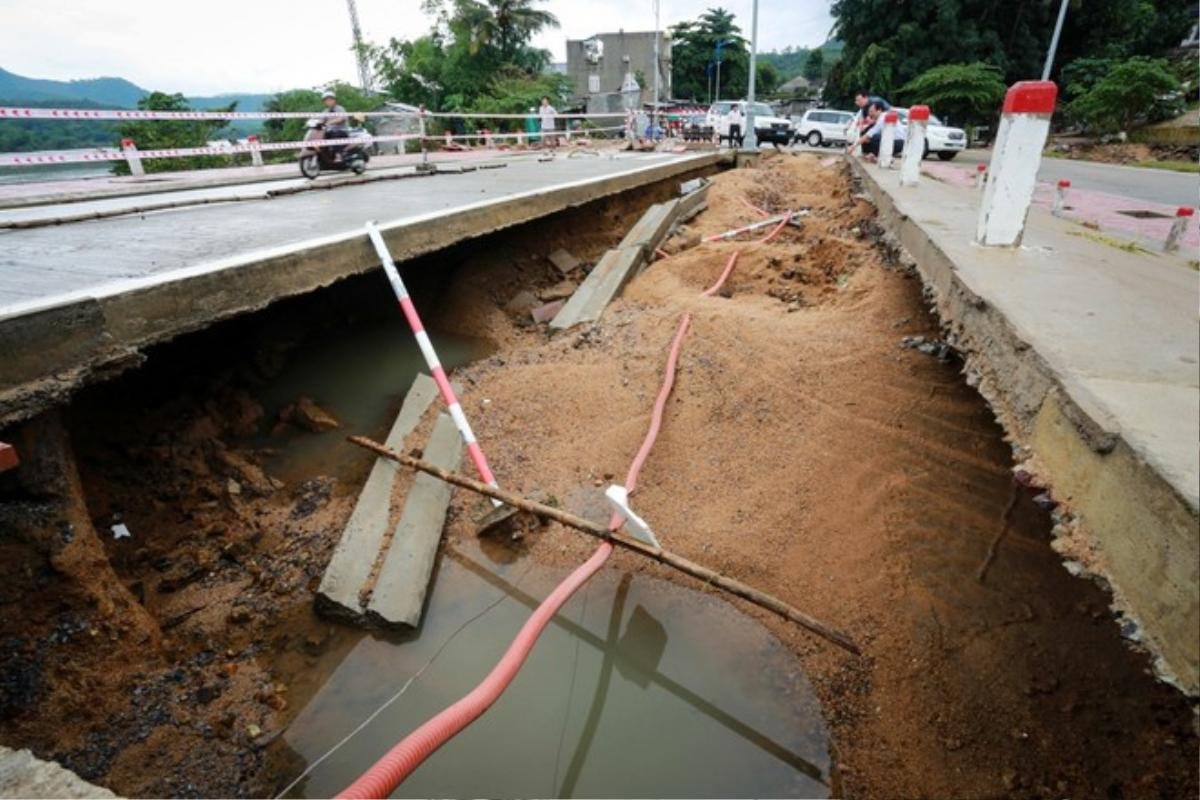 Cầu La Hai mới (huyện Đồng Xuân) bị nước lũ gây hư hỏng nghiêm trọng. Lực lượng chức năng phải giăng dây và biển báo cấm ôtô tải lưu thông qua cầu.