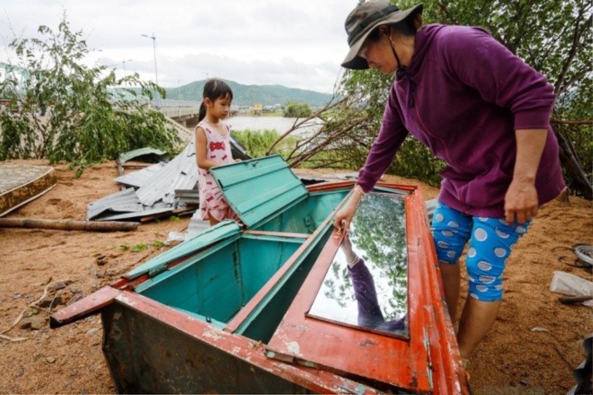 Bà Trần Thị Thảo Trang (thị trấn La Hai, huyện Đồng Xuân) lục tìm những đồ vật trong chiếc tủ của gia đình bị nước lũ cuốn trôi.