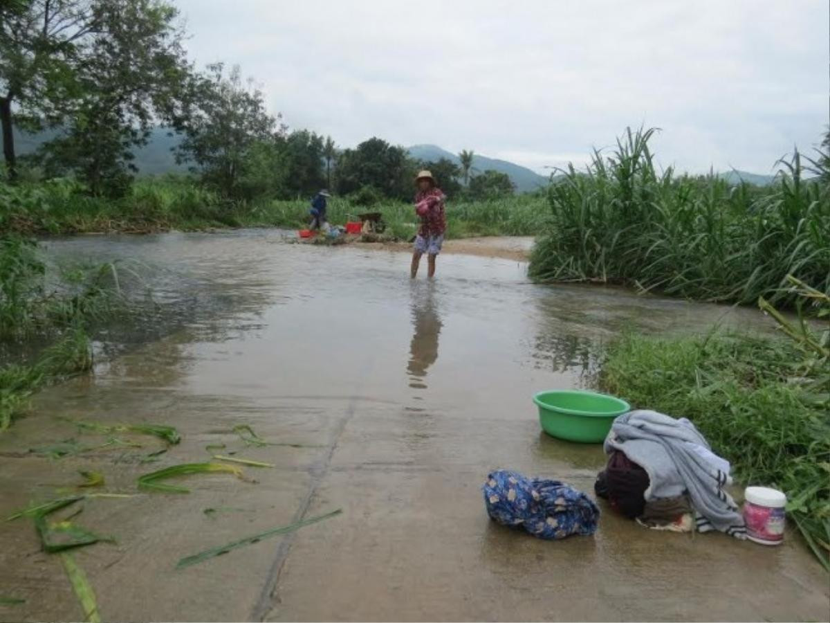 Đến nay chưa có điện, lũ rút người dân xã Xuân Long ((huyện Đồng Xuân) ra suối giặt giũ quần áo.