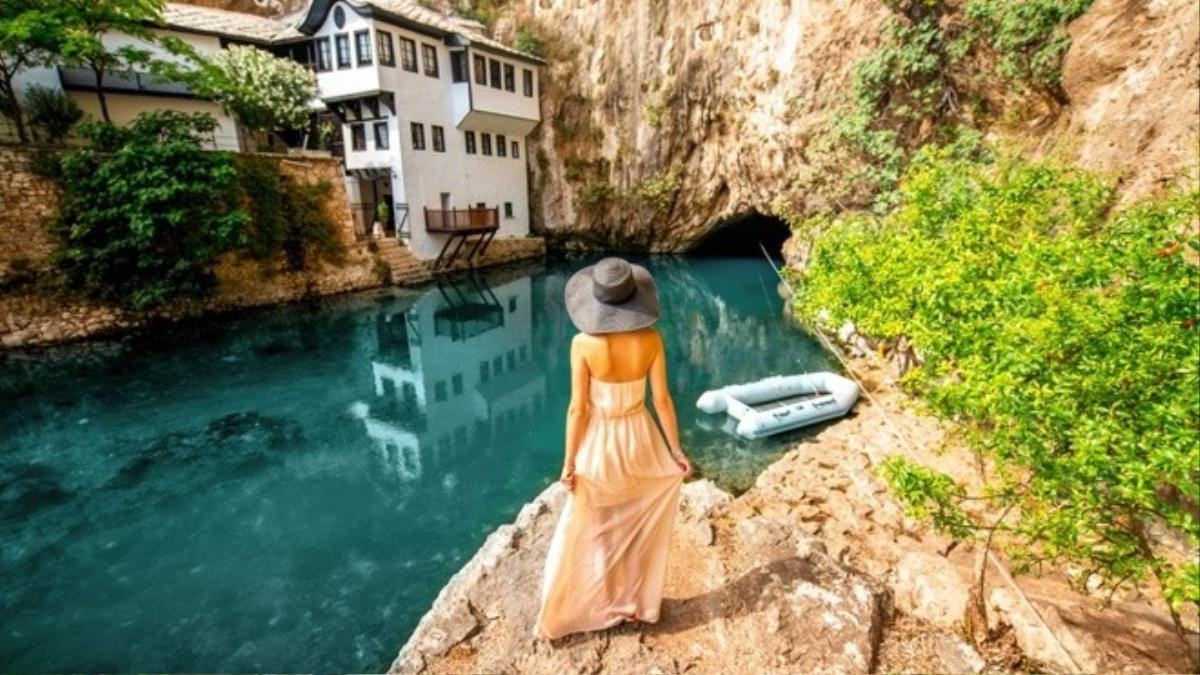 Blagaj, Bosnia & Herzegovina Blagaj là một ngôi làng nằm nép mình cạnh những dòng thác nhỏ và bao quanh là suối nước trong xanh. Những ngôi nhà sơn trắng và một tu viện nằm ngay dưới một vách đá lớn. Đây chính là chốn linh thiêng của các thầy tu và Sufis (những người xây dựng nên làng).