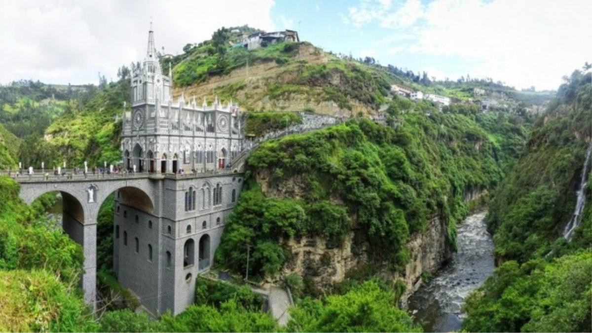 Las Lajas Sanctuary, Colombia Nhà thờ Las Lajas nằm ở hẻm núi thuộc biên giới Colombia và Ecuador. Công trình xây theo phong cách kiến trúc tân Gothic, bên trong được trang hoàng rất tráng lệ. Phía dưới nhà thờ khoảng 45 m là một dòng sông, những con suối và rất nhiều đá. 