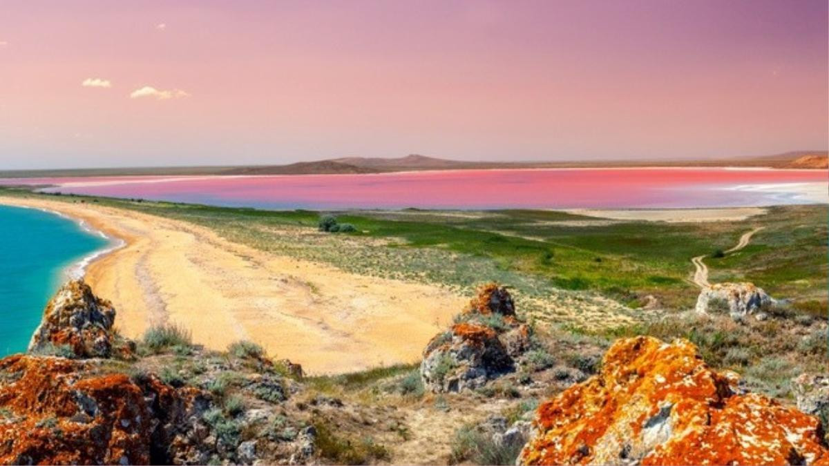 Lake Hillier, Australia Hãy tưởng tượng về những bãi biển được bao bọc bởi rừng bạch đàn cạnh hồ nước có màu hồng nhất trên thế giới. Hillier là hồ nằm ở đảo Giữa, (Middle Island), thuộc miền tây nam Australia. Cách duy nhất để du khách tới đây là đi máy bay. Hồ được phát hiện vào năm 1802, nước của nó giữ được màu hồng quanh năm. Mọi người cho rằng, lý do là tảo, rong biển và các vi sinh vật nhưng các nghiên cứu khoa học không khẳng định được điều này. Vì thế vẫn chưa ai biết tại sao nước hồ màu luôn hồng. 