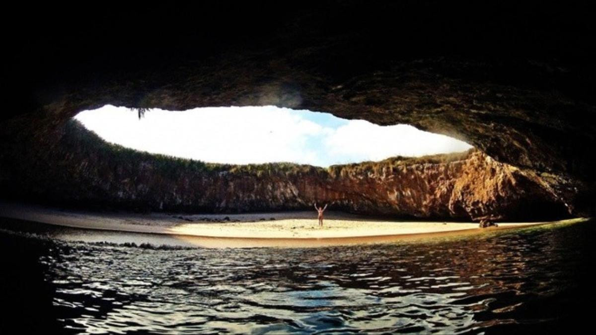 Playa de Amor, đảo Marieta, Mexico Nơi đây còn được gọi là "bãi biển ẩn mình" (Hidden Beach) với nguồn nước trong và rất nhiều chim làm tổ xung quanh. Chỉ có cách đi thuyền mới tới được thiên đường biển này, sau khi đi xuyên các hang động bạn sẽ khám phá ra một bãi biển đẹp đến ngỡ ngàng nằm sâu bên trong hòn đảo. 