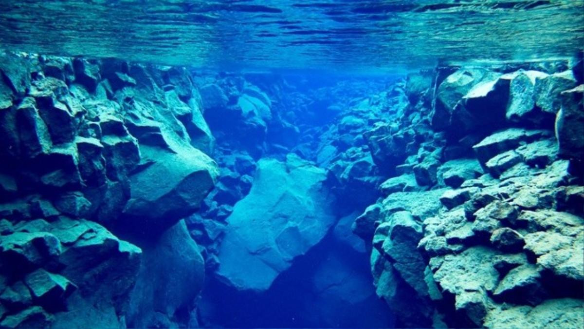 Silfra Fissure, Iceland Silfra Fissure có nghĩa là một vết nứt khổng lồ, nằm trong vườn quốc gia Thingvellir, Iceland. Đây là điểm đến yêu thích của nhiều tay lặn và các nhà thám hiểm. Nơi này có thể làm bạn quên mất cảm giác về độ sâu vì nước lạnh và rất trong. Du khách có thể nhìn xuyên qua tới 300 m.