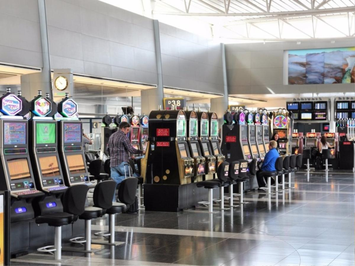 McCarran là sân bay ở Las Vegas, Mỹ, có 1.300 máy chơi ở các nhà ga T1, T2. Trong nhà ga T1 có Bảo tàng hàng không Howard W. Cannon, nơi du khách được khám phá lịch sử hàng không của miền nam bang Nevada, có thể cho trẻ em chơi đùa tại đây. 