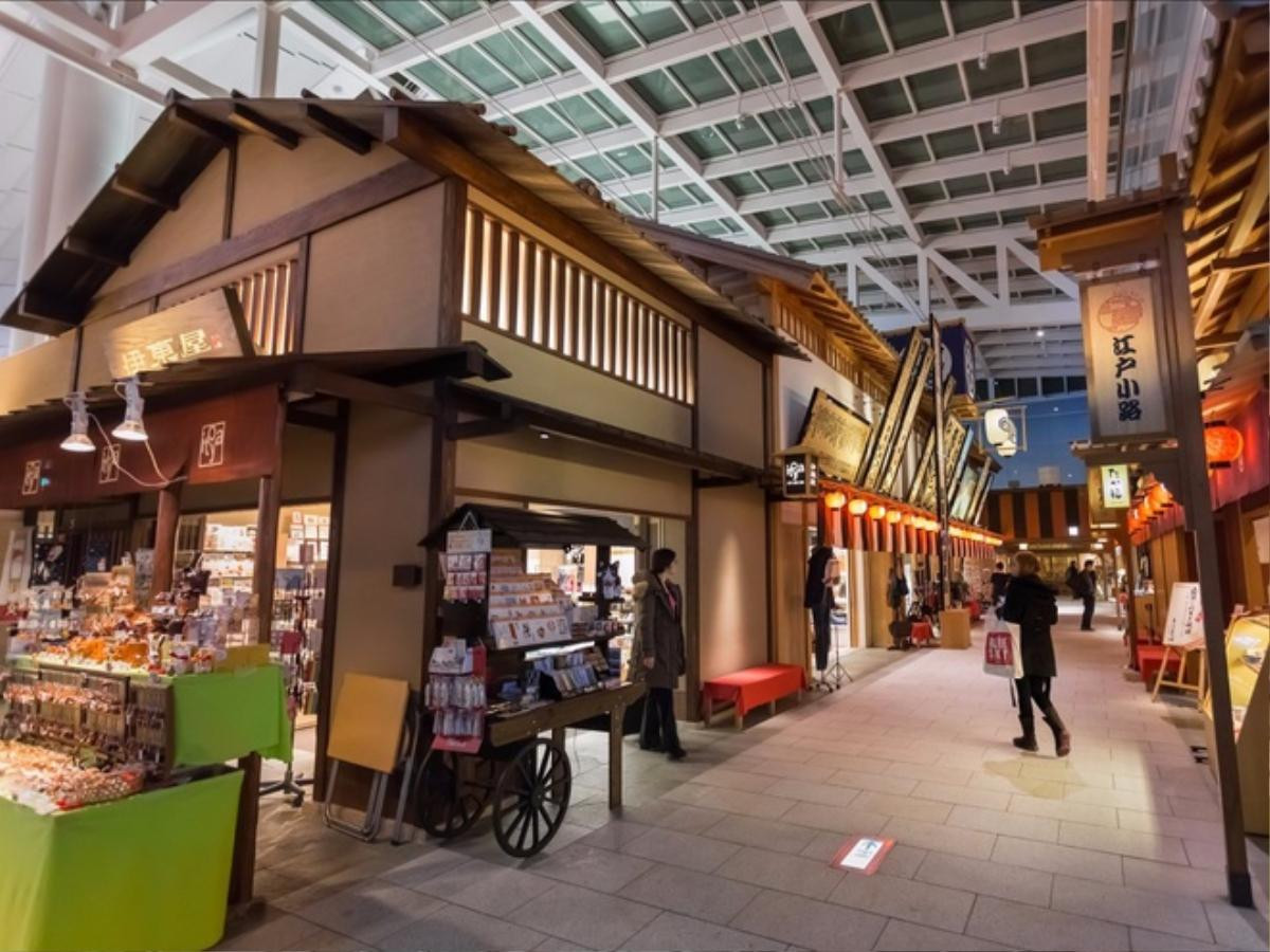 Bên trong sân bay Haneda ở Tokyo, Nhật Bản, du khách có thể nhìn ngắm hàng triệu ngôi sao sáng từ phía quán cà phê kiêm mô hình vũ trụ Sarry, hoặc thưởng thức các món truyền thống như sushi, ramen, kushiage, tonkatsu và sukiyaki trong khu chợ truyền thống Edo.