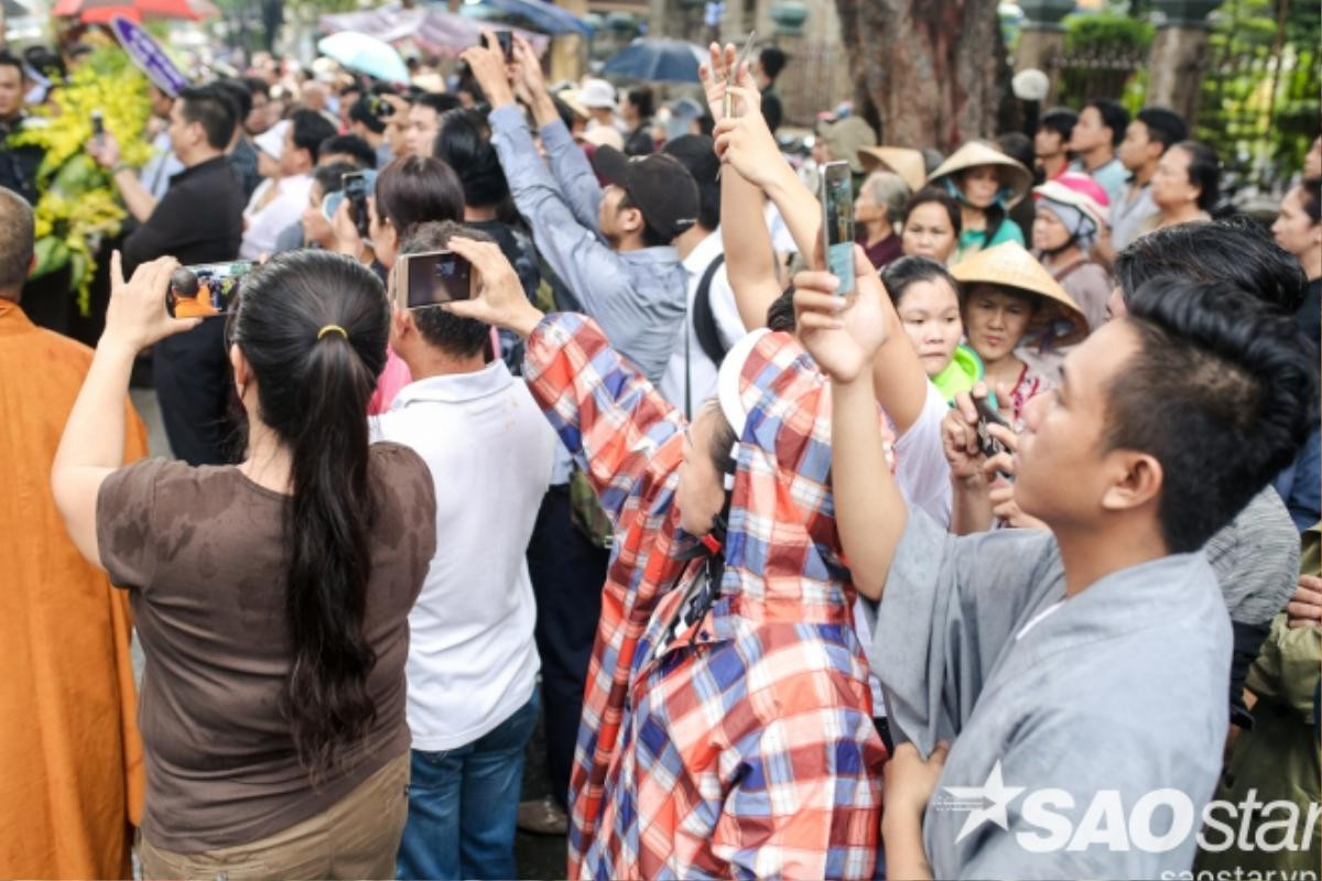 Tuy nhiên bên cạnh đó, cũng có không ít đám đông tụ tập quay phim, chụp ảnh vì hiếu kỳ.