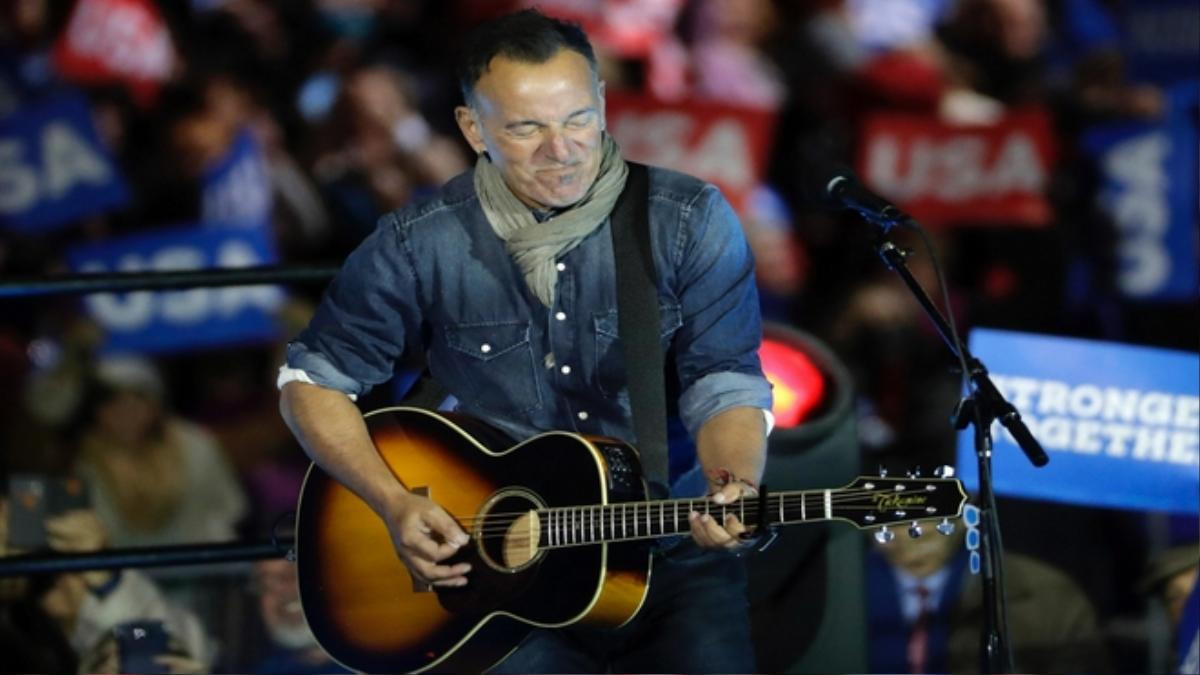 Huyền thoại âm nhạc Bruce Springsteen đang ra sức kêu gọi fan của mình bỏ phiếu cho bà Hillary Clinton