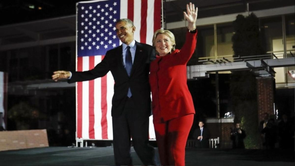 Tổng thống Obama luôn sát cánh bên bà Hillary Clinton - người từng là đối thủ cũng từng là cấp dưới của ông