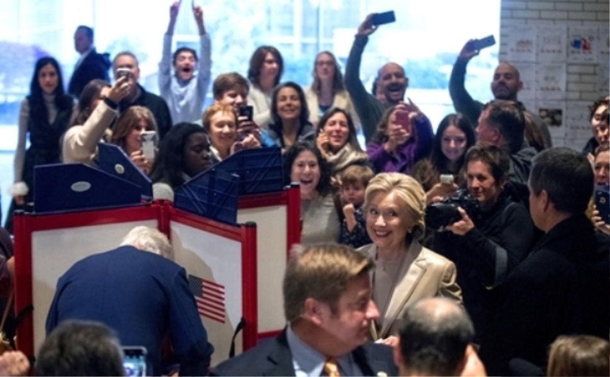 Bà Hillary Clinton đi bỏ phiếu trong tiếng hò reo của những người ủng hộ