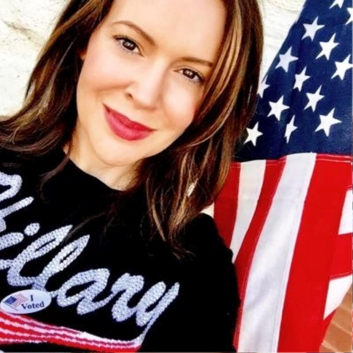 Nữ diễn viên Alyssa Milano tức giận: "Phải chăng đất nước này đúng là phân biệt giới tính hơn cả phân biệt chủng tộc? Cầu Chúa giúp chúng ta".