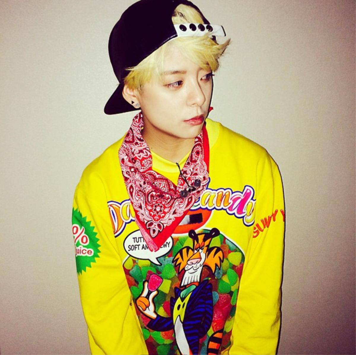 f-x-amber-instagram-moschino-yellow-extra-fine-merino-wool-jacquard-sweater