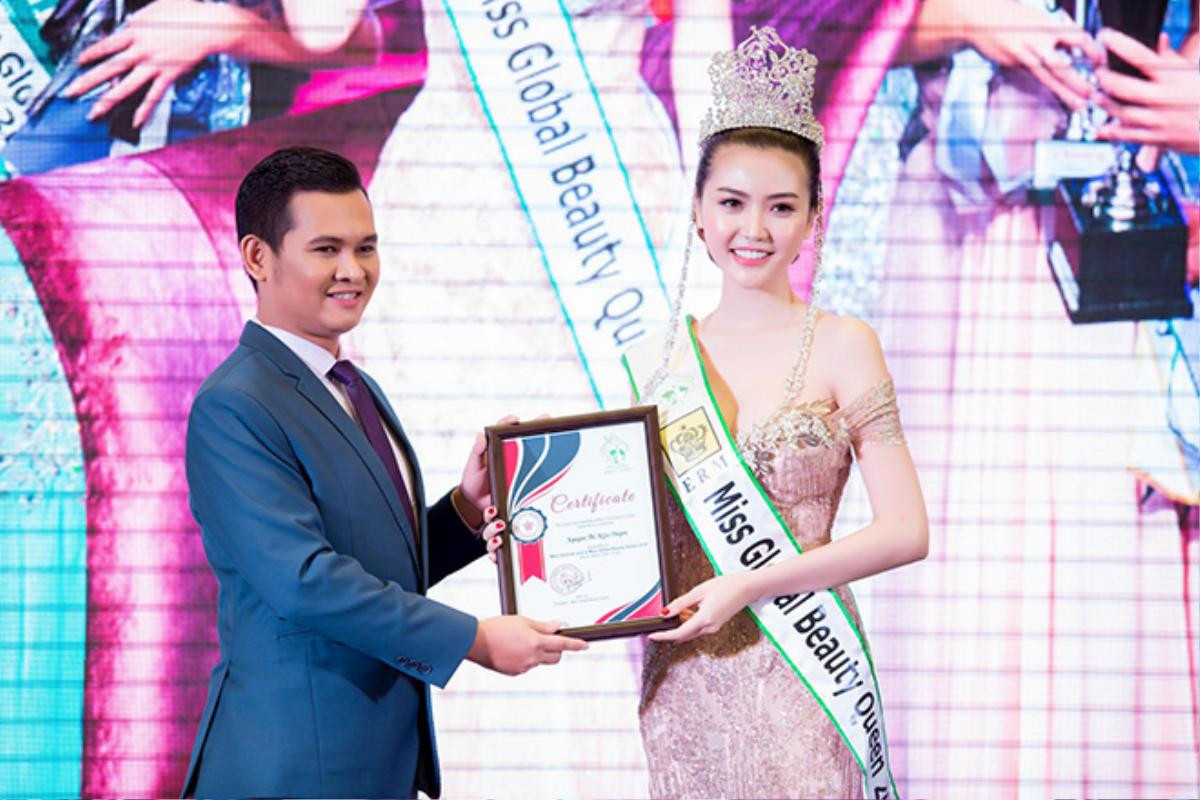 Cũng trong buổi tiệc, Ngọc Duyên chính thức nhận giấy chứng nhận "Miss Global Beauty Queen 2016" với hàng loạt dự án lớn sẽ được thực hiện trên cương vị hoa hậu.