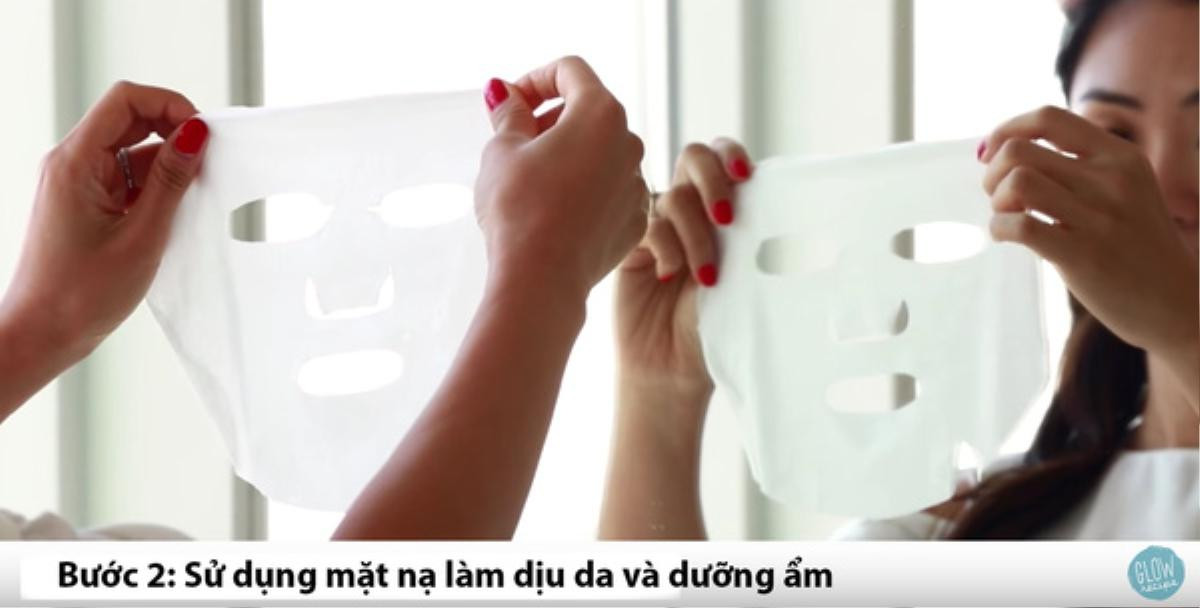 Bước 2: Sau khi sử dụng tăm bông peeling, bạn không cần rửa mặt mà có thể sử dụng luôn mặt nạ giúp làm dịu da. 