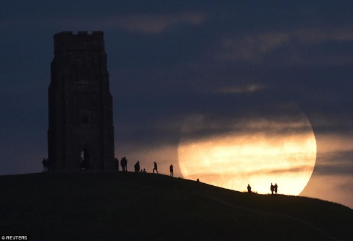 Người dân thị trấn Glastonbury quan sát mặt trăng mọc trong đêm 13/11. Ảnh: Reuters. 