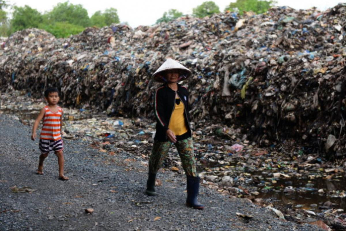 Mẹ và con cùng mưu sinh tại bãi rác