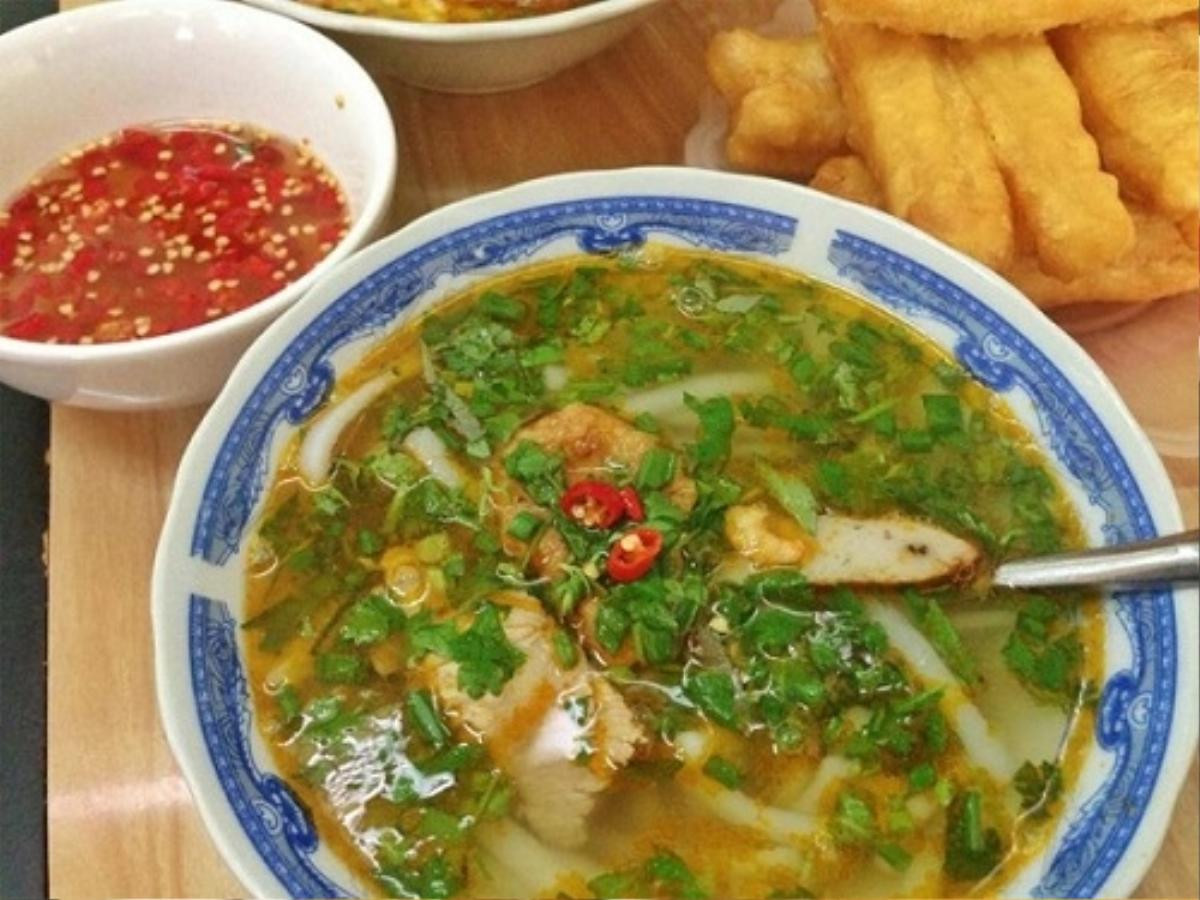 Bánh canh bột lọc Tô bánh canh ngon bởi nước lèo ninh từ sườn heo và tôm tươi (loại sống ở đầm) để nước đậm đà mà không bị tanh. Sợi bánh canh được làm từ bột sắn pha bột gạo, xay thành bột và cán mỏng rồi xắt lát, gọi là “con bột”. Khi nước lèo sôi, thả con bột vào và múc ra bát. Bát bánh canh có thêm thịt, tôm, hành, chả cá… và đậm đà, ăn nóng. Ảnh: doisong.vn.