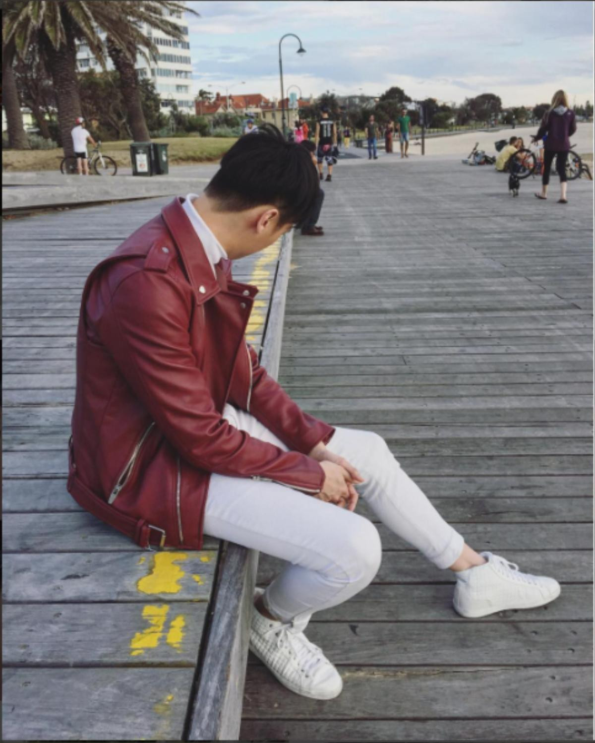 Anh chàng Rocker Nguyễn diện nguyên cây white on white và nhấn nhá bằng áo jacket da màu đỏ bordeaux bên ngoài.