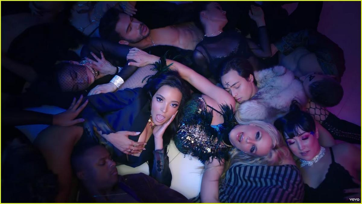 britney-spears-tinashe-slumber-party-video-03