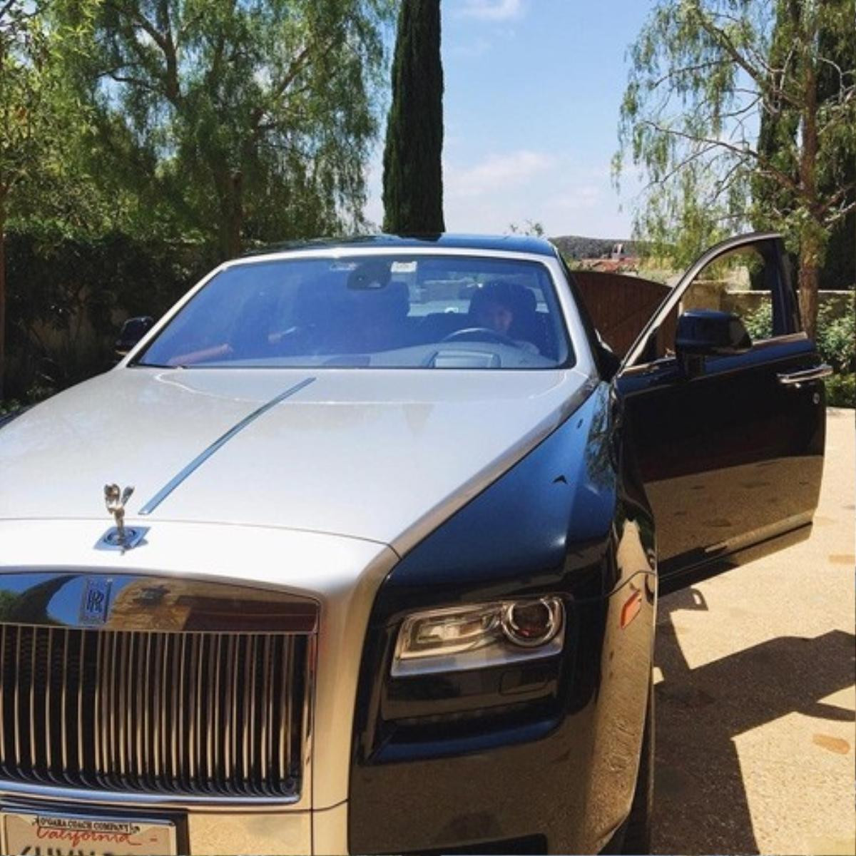 Chiếc Roll-Royce Phantom là phương tiện đi lại của Cindy trong thời gian du học tại Mỹ.