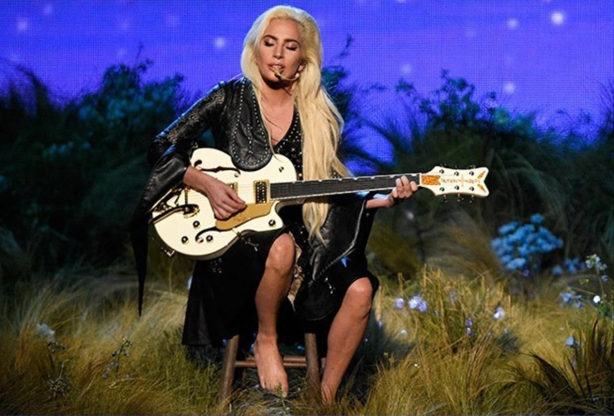 Hình ảnh mộc mạc hiếm thấy nếu là Lady Gaga của ngày trước. 