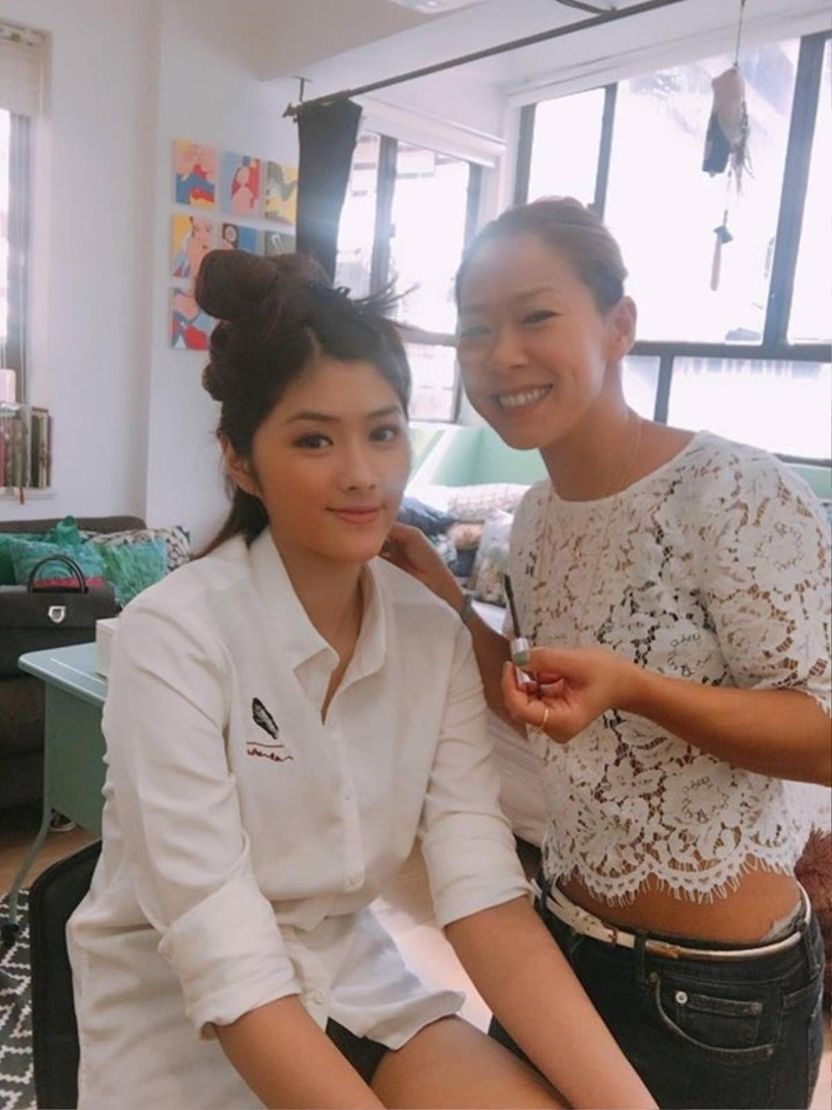 Để có được diện mạo xinh đẹp nhất, được chuyên viên make-up hàng đầu Hong Kong là Kalam Chu trang điểm và làm tóc