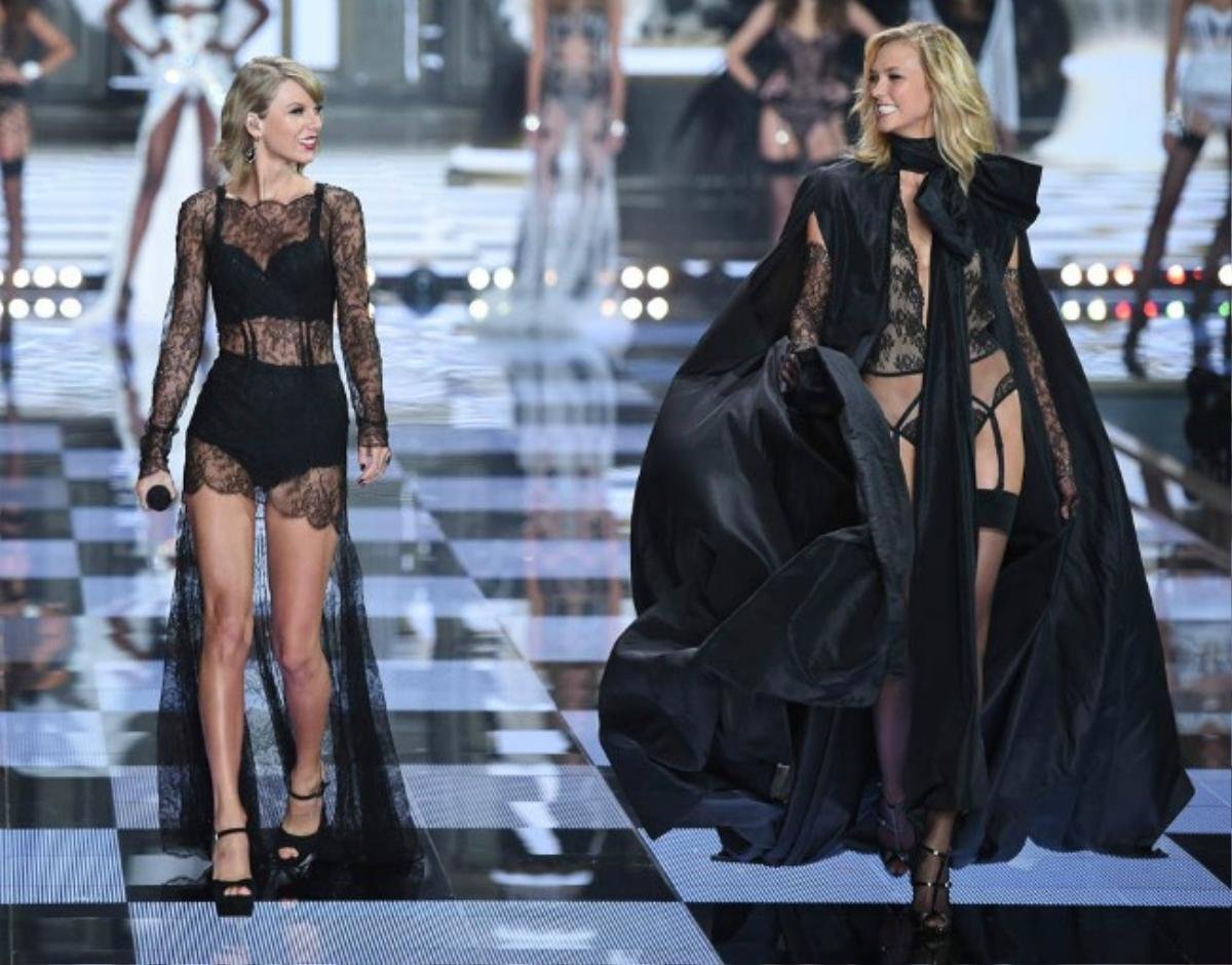 **STRICTLY NO WEB UNTIL 9:15PM GMT DECEMBER 2, 2014** The Victoria's Secret Fashion Show London 2014 held at Earl's Court in London, UK, on December 2, 2014. Pictured: Taylor Swift and Karlie Kloss Ref: SPL902806 021214 Picture by: Splash News Splash News and Pictures Los Angeles: 310-821-2666 New York: 212-619-2666 London: 870-934-2666 photodesk@splashnews.com 