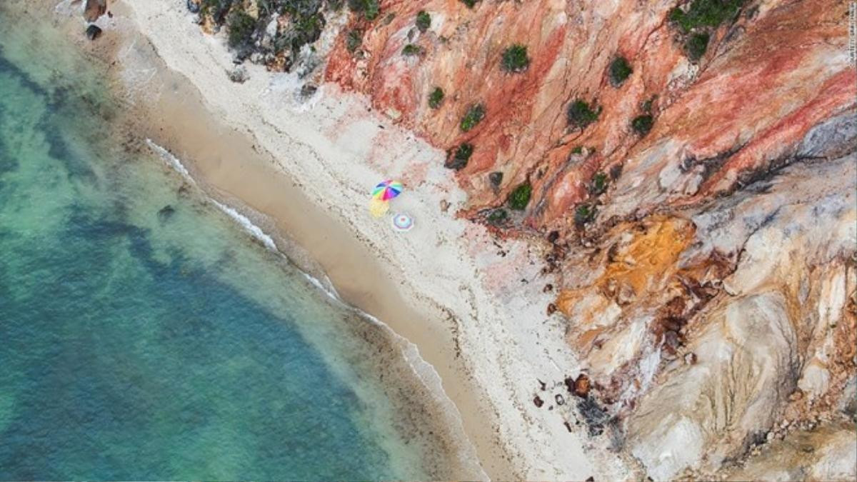 Aquinnah, Massachussetts (Mỹ): Bãi biển đẹp như tranh vẽ với dãy vách đá Gay Head nhiều màu chạy dọc theo bờ biển.